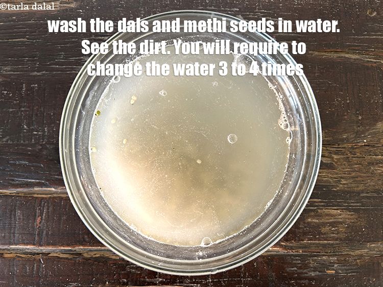 स्टेप 6 – पर्याप्त पानी डालें&nbsp;और दाल और मेथी के दानों को धो …