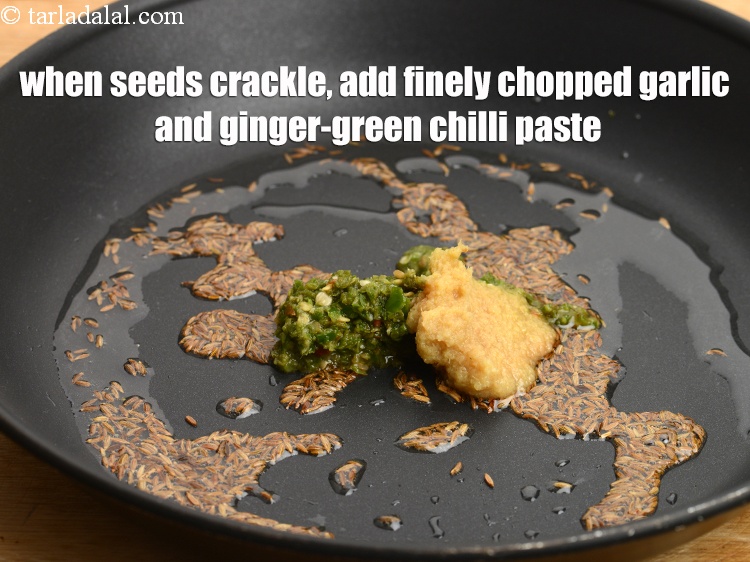 स्टेप 8 – जब बीज चटकने लगे तो इसमें १ टेबल-स्पून&nbsp;बारीक&nbsp;<a href=""https://www.tarladalal.com/glossary-chopped-garlic-hindi-790i"">कटा हुआ …