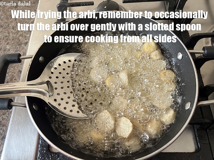 स्टेप 7 – <strong>अरबी तलते</strong>&nbsp;समय, याद रखें कि अरबी को कभी-कभी एक स्लॉटेड …