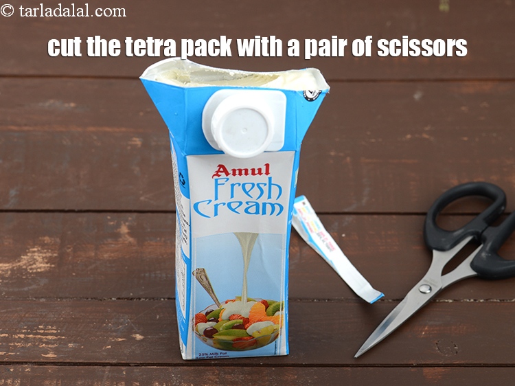 स्टेप 6 – फ्रेश क्रीम को फ्रीजर से निकालें और टेट्रा पैक को …