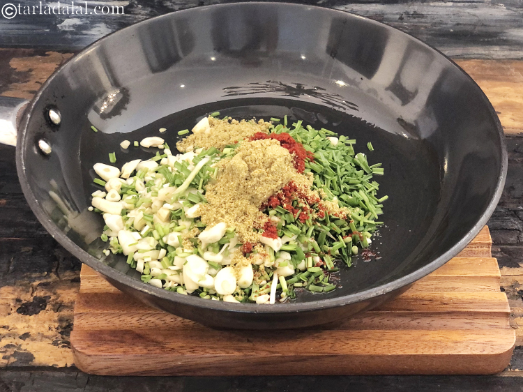 स्टेप 8 – धनिया जीरा पाउडर डालें।