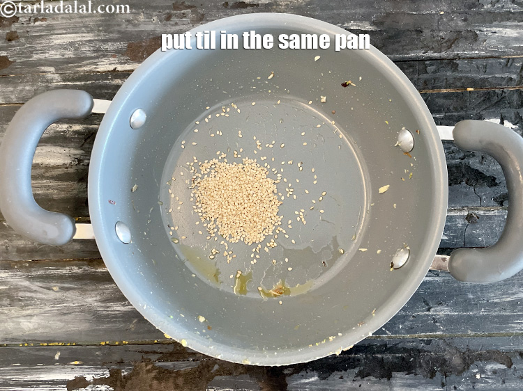 स्टेप 9 – उसी पैन में&nbsp;२ टी-स्पून&nbsp;<a href=""https://www.tarladalal.com/glossary-sesame-seeds-til-gingelly-seeds-hindi-612i"">तिल</a>&nbsp;डाल दीजिए&nbsp;।