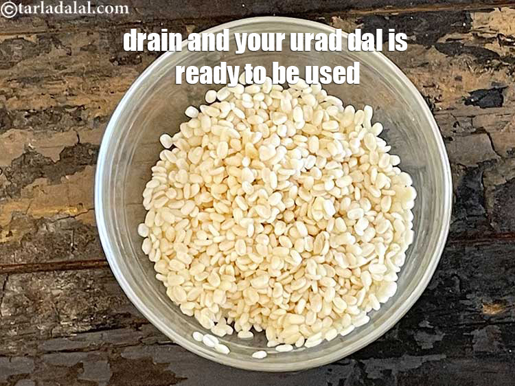 स्टेप 6 – छलनी की मदद से छान लें। आपकी उड़द दाल <strong>धनिया …