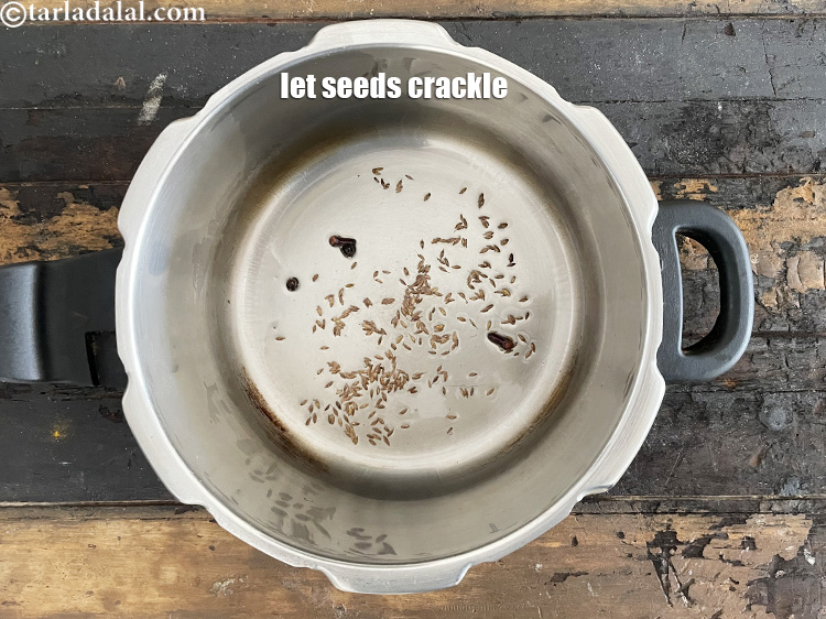 स्टेप 19 – जीरे को चटकने दीजिये।