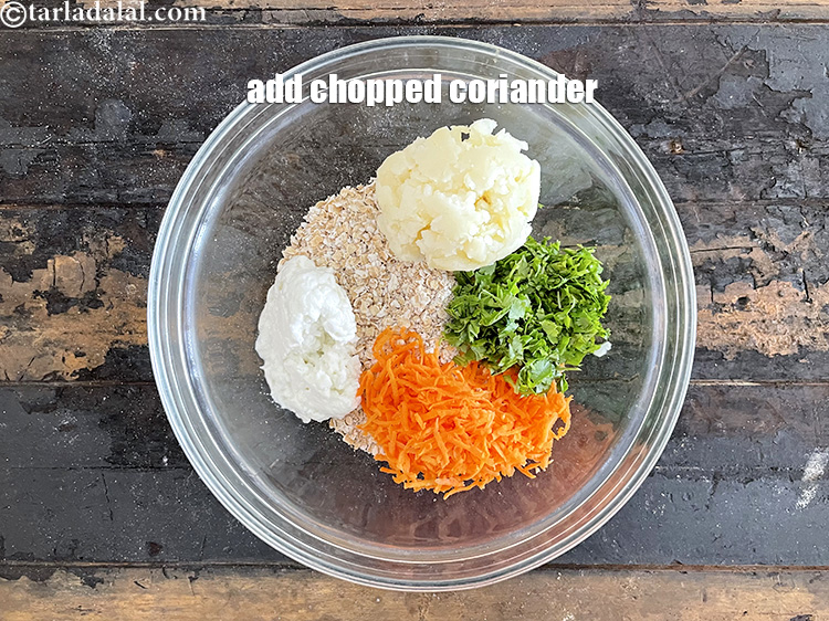 स्टेप 18 – २ टेबल-स्पून&nbsp;बारीक&nbsp;<a href=""https://www.tarladalal.com/glossary-chopped-coriander-hindi-783i"">कटा हुआ हरा धनिया</a>&nbsp;डालें।