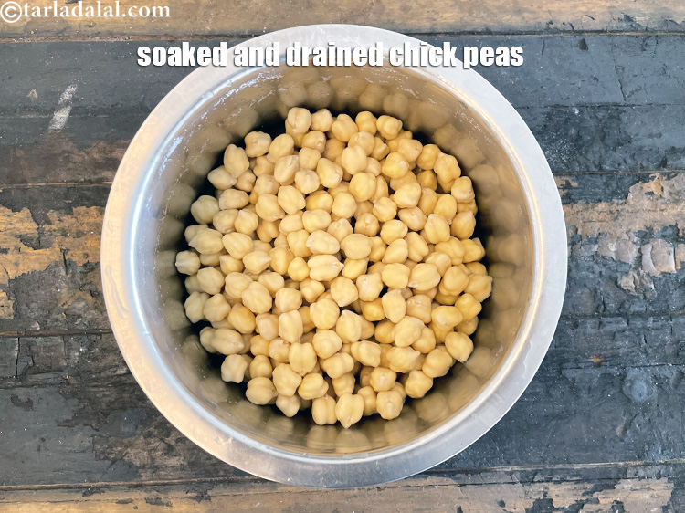 स्टेप 34 – <p>भीगने के बाद काबुली चने को अच्छी तरह से छान …