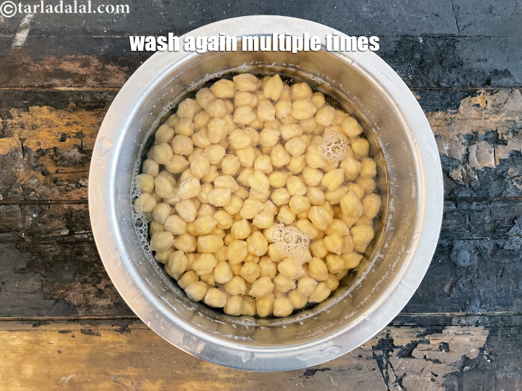 स्टेप 7 – २ से ३ बार पानी को बदलें। आपके काबुली चने …