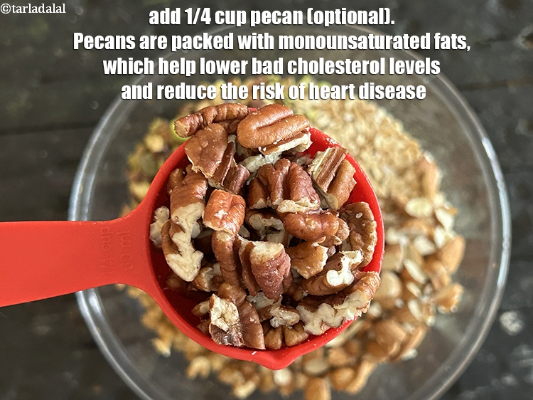 स्टेप 9 – १/४ कप&nbsp;<a href=""https://www.tarladalal.com/glossary-pecan-hindi-1249i"">पेकान</a>&nbsp;डालें।&nbsp;पेकान में मोनोअनसैचुरेटेड वसा भरपूर मात्रा में होती …