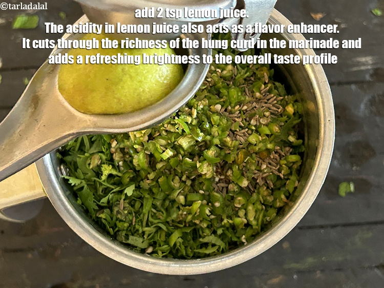 स्टेप 7 – २ टी-स्पून&nbsp;<a href=""https://www.tarladalal.com/glossary-lemon-juice-numbi-ka-ras-nimbu-ka-juice-hindi-471i"">नींबू का रस</a>&nbsp;डालें। नींबू के रस में मौजूद …