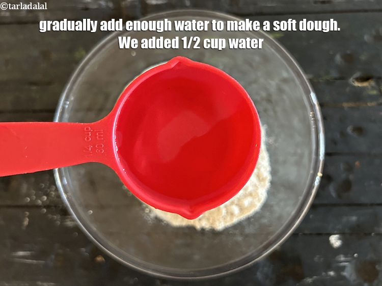स्टेप 10 – धीरे-धीरे इतना पानी डालें कि नरम आटा गूंथ जाए। हमने …