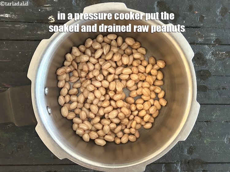 स्टेप 7 – एक प्रेशर कुकर में भिगोई और छानी हुई कच्ची मूंगफली …