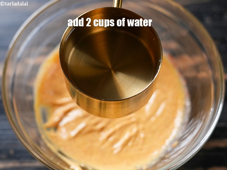 स्टेप 7 – २ कप&nbsp;<a href=""https://www.tarladalal.com/glossary-water-pani-hindi-647i"" target=""_blank"">पानी</a>&nbsp;डालें।