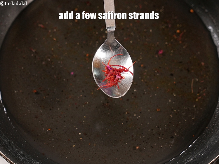 स्टेप 7 – १/४ टी-स्पून&nbsp;<a href=""https://www.tarladalal.com/glossary-saffron-kesar-hindi-520i"">केसर के धागे</a>&nbsp;डालें।