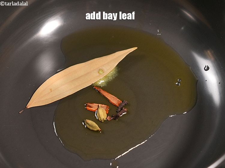 स्टेप 7 – १&nbsp;<a href=""https://www.tarladalal.com/glossary-bay-leaf-tejpatta-bay-leaves-hindi-189i"">तेजपत्ता</a>&nbsp;डालें।&nbsp;&nbsp; &nbsp;