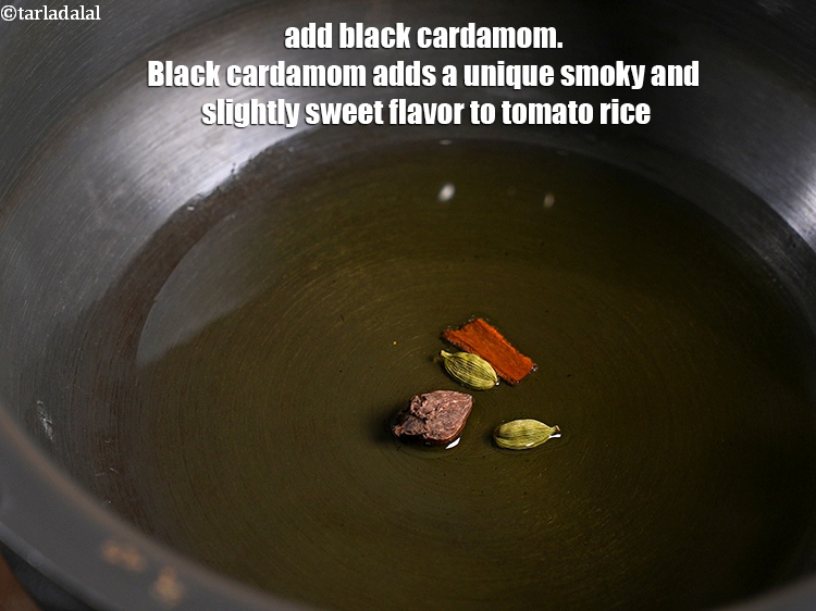 स्टेप 7 – <p>1&nbsp;&nbsp;बड़ी&nbsp;काली&nbsp;<a href="">इलायची</a>&nbsp;डालें&nbsp;। काली इलायची टमाटर चावल में एक अनोखा धुएँ …