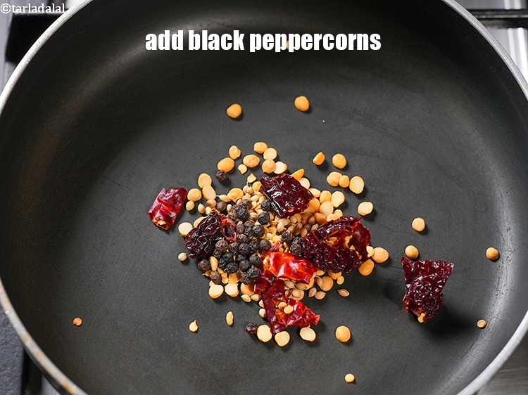 स्टेप 7 – १/२ टी-स्पून&nbsp;<a href=""https://www.tarladalal.com/glossary-black-peppercorns-kali-mirch-kalimirch-hindi-566i"">काली मिर्च</a>&nbsp;डालें ।