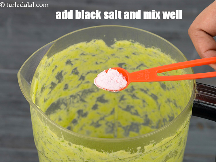 स्टेप 7 – जूस में एक चुटकी&nbsp;<a href=""https://www.tarladalal.com/glossary-black-salt-sanchal-kala-namak-hindi-422i"">काला नमक (संचल)</a>&nbsp;डाल कर अच्छी तरह …
