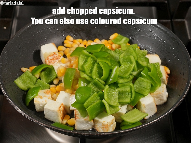 स्टेप 7 – १ कप&nbsp;<a href=""https://www.tarladalal.com/glossary-chopped-capsicum-hindi-164i"">कटी हुई शिमला मिर्च</a>&nbsp;डालें। आप रंगीन शिमला मिर्च …