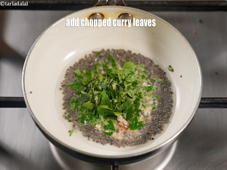 स्टेप 7 – १ टेबल-स्पून&nbsp;<a href=""https://www.tarladalal.com/glossary-chopped-curry-leaves-hindi-794i"">कटा हुआ करीपत्ता (कड़ी पत्ता)</a>&nbsp;डालें।