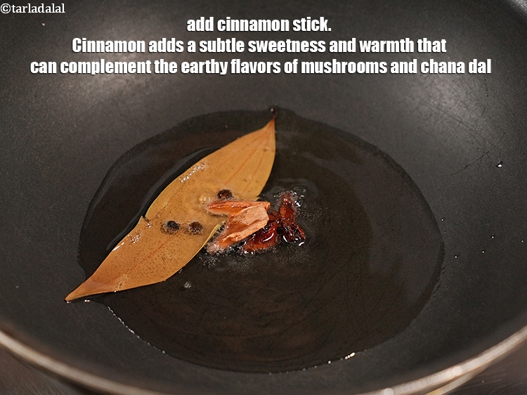 स्टेप 7 – १&nbsp;इंच&nbsp;<a href=""https://www.tarladalal.com/glossary-cinnamon-dalchini-hindi-346i"">दालचीनी</a>&nbsp;डालें। दालचीनी एक सूक्ष्म मिठास और गर्माहट जोड़ती है …