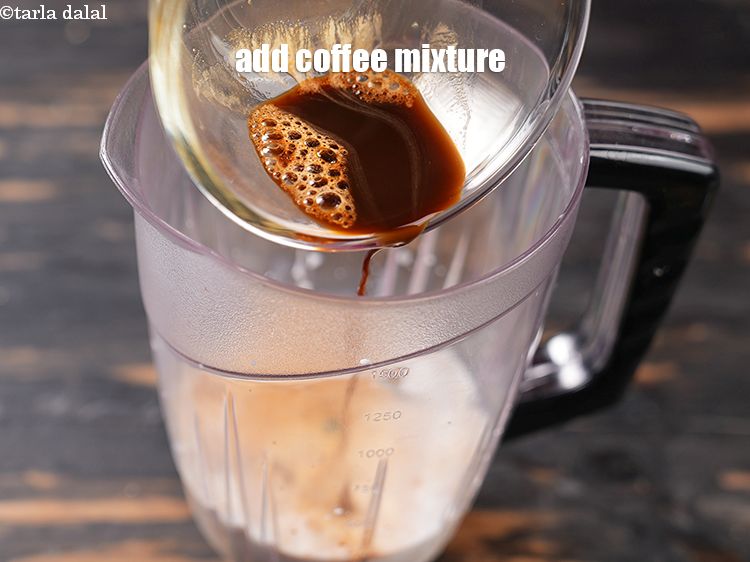 स्टेप 7 – कॉफी का मिश्रण डालें।