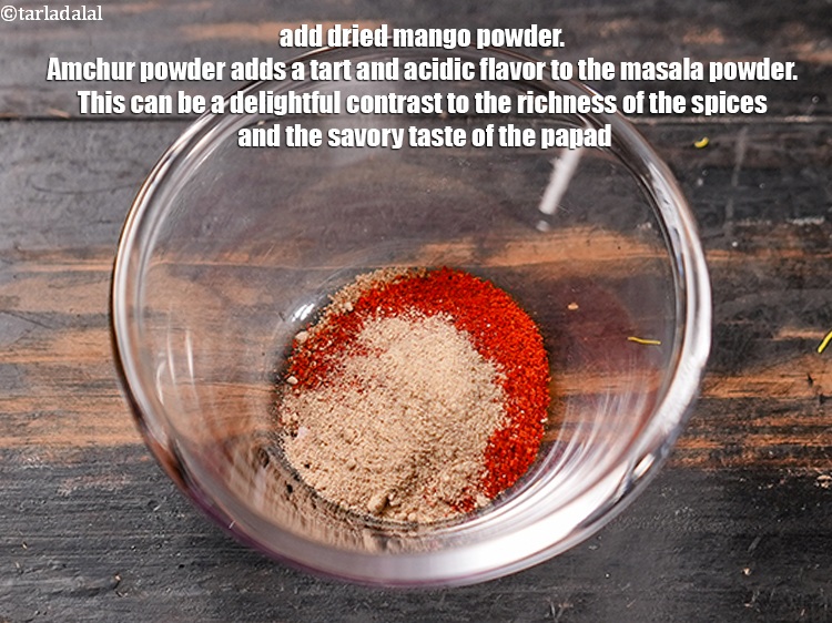 स्टेप 7 – १/२ टी-स्पून&nbsp;<a href=""https://www.tarladalal.com/glossary-dried-mango-powder-amchur-powder-hindi-148i"">अमचूर पाउडर</a>&nbsp;डालें। आमचूर पाउडर मसाला पाउडर में तीखा …