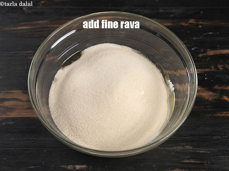 स्टेप 7 – १ कप&nbsp;बारीक&nbsp;<a href=""https://www.tarladalal.com/glossary-semolina-sooji-rava-rawa-hindi-603i"">सूजी (रवा)</a>&nbsp;डालें&nbsp;।&nbsp;
