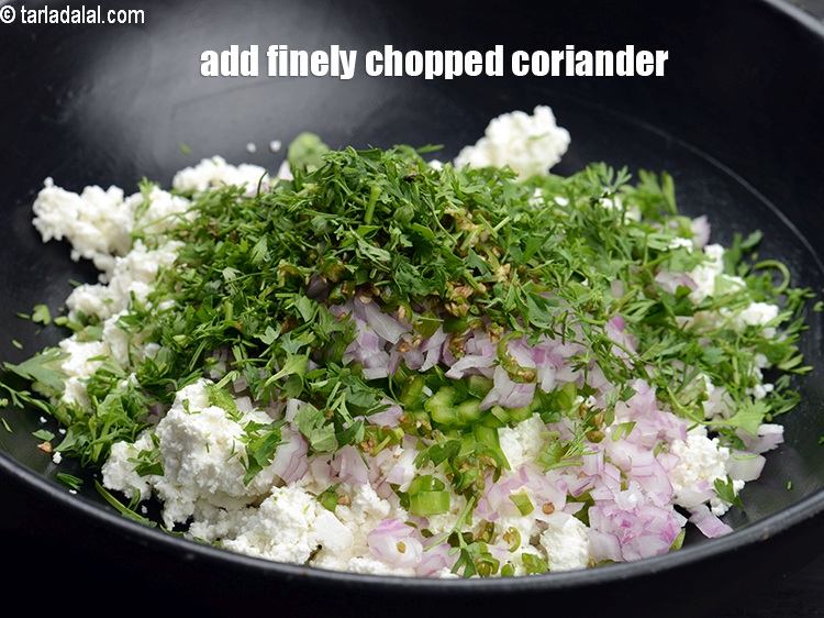 स्टेप 7 – २ टेबल-स्पून&nbsp;बारीक&nbsp;<a href=""https://www.tarladalal.com/glossary-chopped-coriander-hindi-783i"">कटा हुआ हरा धनिया</a>&nbsp;डालें।&nbsp;
