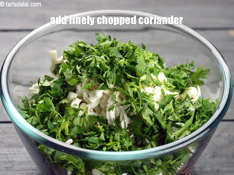 स्टेप 8 – १ टेबल-स्पून&nbsp;बारीक&nbsp;<a href=""https://www.tarladalal.com/glossary-chopped-coriander-hindi-783i"">कटा हुआ हरा धनिया</a>&nbsp;डालें&nbsp;।