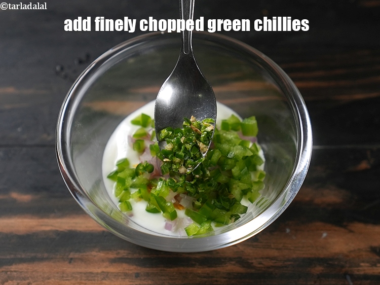 स्टेप 7 – १ टी-स्पून&nbsp;बारीक&nbsp;<a href=""https://www.tarladalal.com/glossary-chopped-green-chilli-hindi-820i"">कटी हुई हरी मिर्च</a>।