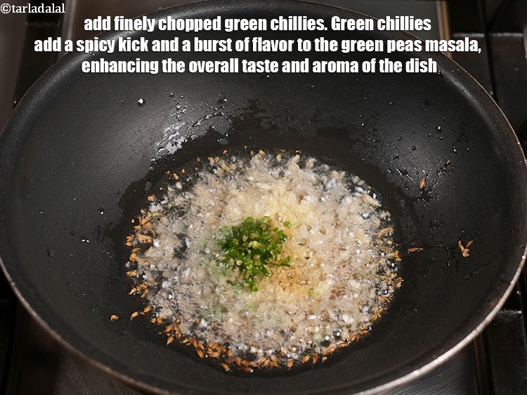 स्टेप 7 – <p>१ टी-स्पून&nbsp;बारीक&nbsp;<a href="">कटी हुई हरी मिर्च</a> डालें। हरी मिर्च हरी …