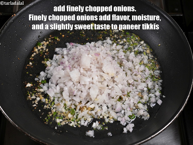 स्टेप 7 – &frac12; कप बारीक कटा हुआ प्याज डालें। बारीक कटा हुआ …