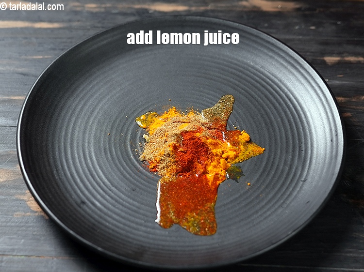 स्टेप 7 – १ टी-स्पून&nbsp;<a href=""https://www.tarladalal.com/glossary-lemon-juice-numbi-ka-ras-nimbu-ka-juice-hindi-471i"">नींबू का रस</a>&nbsp;डालें।