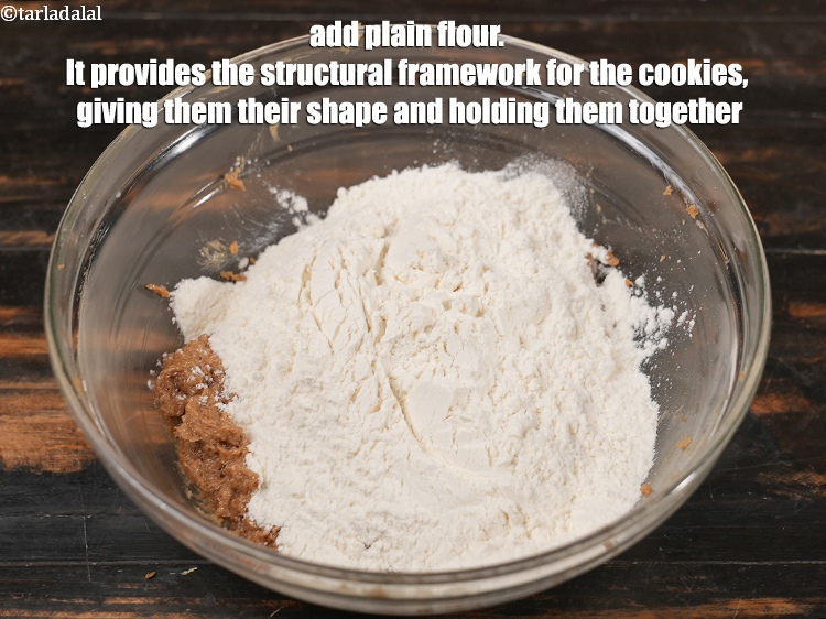 स्टेप 7 – १ कप&nbsp;<a href=""https://www.tarladalal.com/glossary-plain-flour-maida-hindi-188i"">मैदा</a>&nbsp;डालें&nbsp;। यह कुकीज़ के लिए संरचनात्मक ढांचा प्रदान …