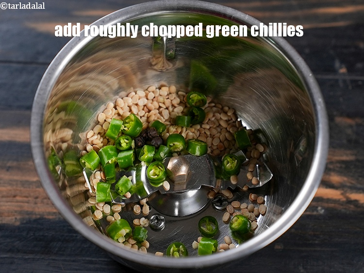 स्टेप 7 – १/२ टेबल-स्पून बारीक तौर पर&nbsp;<a href=""https://www.tarladalal.com/glossary-chopped-green-chilli-hindi-820i"">कटी हुई हरी मिर्च</a>&nbsp;डालें ।