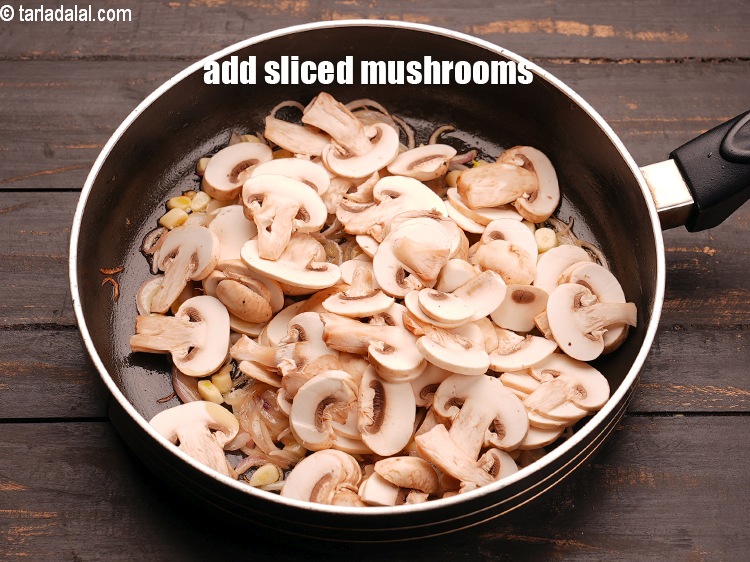 स्टेप 7 – २ कप&nbsp;<a href=""https://www.tarladalal.com/glossary-sliced-mushrooms-hindi-747i"">स्लाईस्ड मशरूम (खुंभ)</a>&nbsp;डालें ।