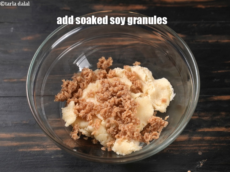 स्टेप 7 – ठंडा होने पर&nbsp;२ टेबल-स्पून&nbsp;<a href=""https://www.tarladalal.com/glossary-soy-granules-soya-granules-hindi-620i"">सोया ग्रेन्यूल्स</a>&nbsp;डालें ।