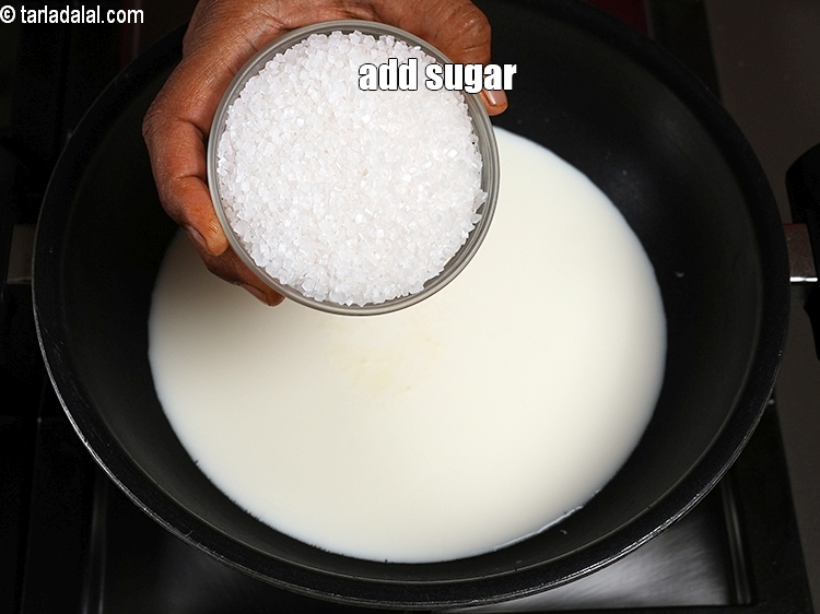 स्टेप 8 – १/४ कप&nbsp;<a href=""https://www.tarladalal.com/glossary-sugar-chini-shakkar-hindi-278i"">चीनी</a>&nbsp;डालें।&nbsp;