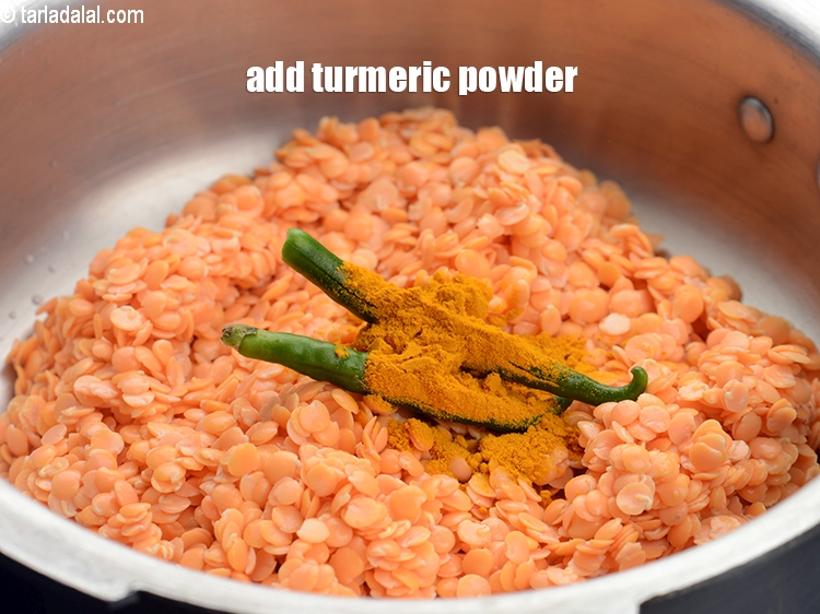स्टेप 8 – 1 टीस्पून हल्दी पाउडर डालें।