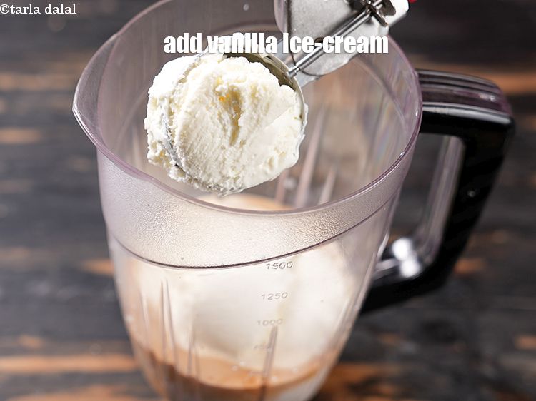स्टेप 8 – 1 कप वैनिला आइसक्रीम डालें।