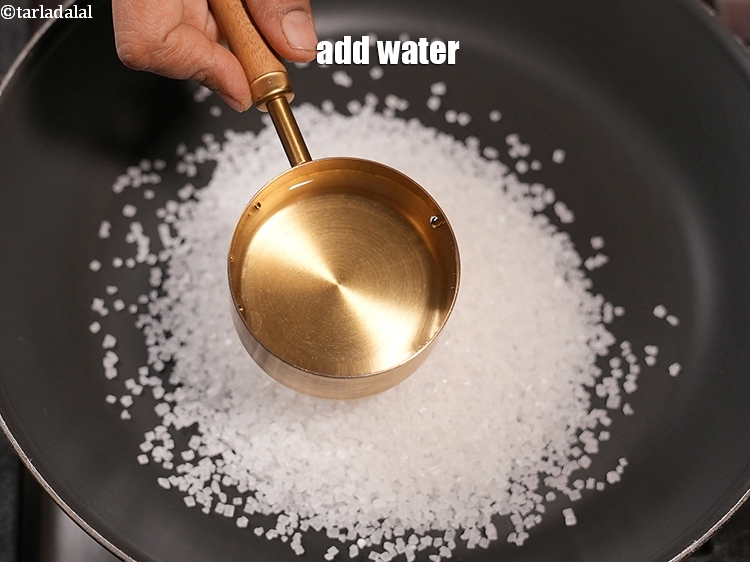 स्टेप 7 – १/२&nbsp;कप पानी डालें।&nbsp;&nbsp;