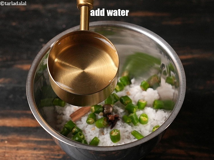 स्टेप 7 – &frac14; कप पानी डालें.