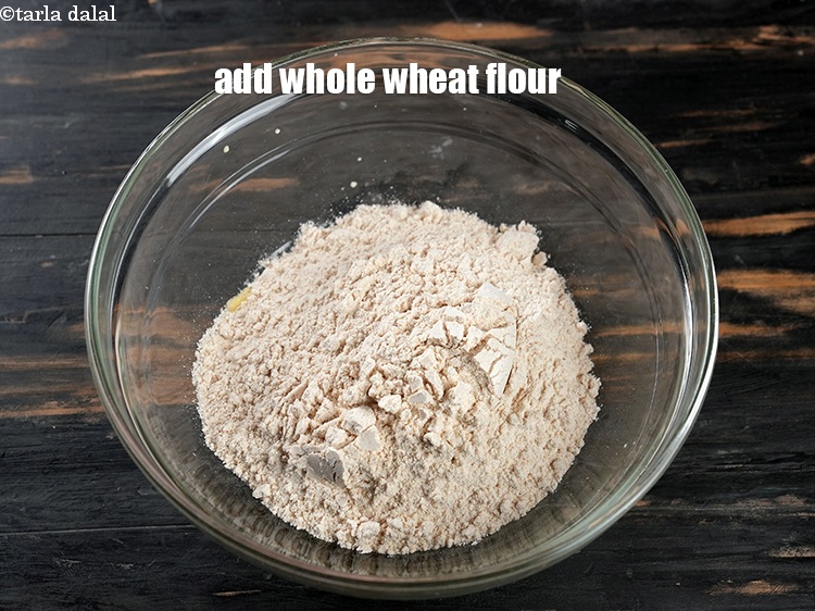 स्टेप 11 – ३/४ कप&nbsp;<a href=""https://www.tarladalal.com/glossary-whole-wheat-flour-gehun-ka-atta-gehun-ka-aata-hindi-429i"">गेहूं का आटा</a>&nbsp;डालें।