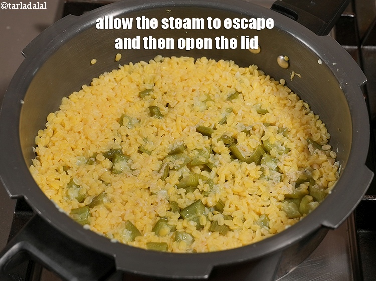 स्टेप 7 – भाप को बाहर निकलने दें और फिर ढक्कन खोलें।