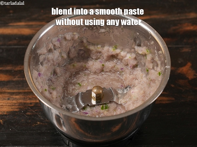 स्टेप 6 – पानी का उपयोग किए बिना एक मुलायम पेस्ट बनने तक …