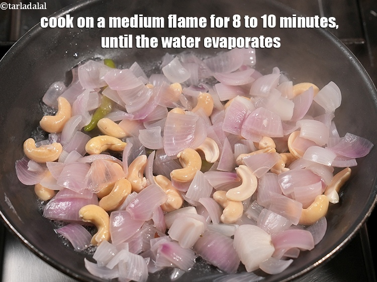 Step 7 – Cook on a medium flame for 8 to 10 minutes, until the water evaporates.