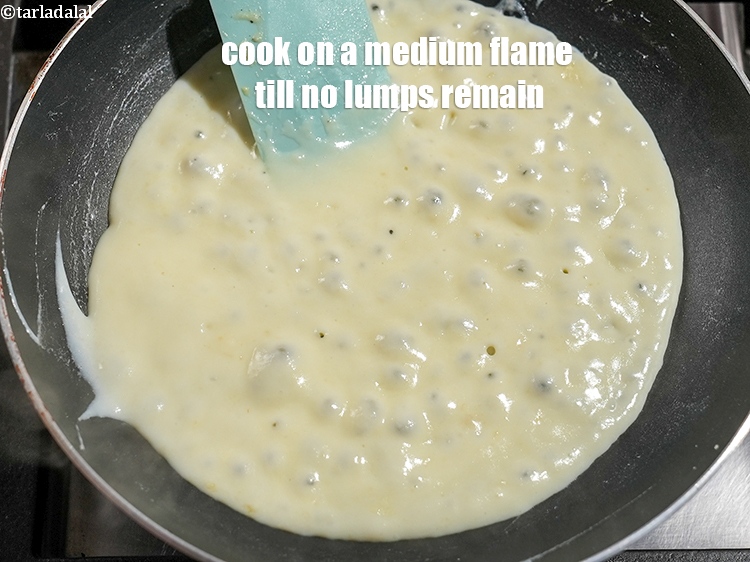 स्टेप 13 – अच्छी तरह से मलाएं।&nbsp;दूध में उबाल आने तक मध्यम आंच …