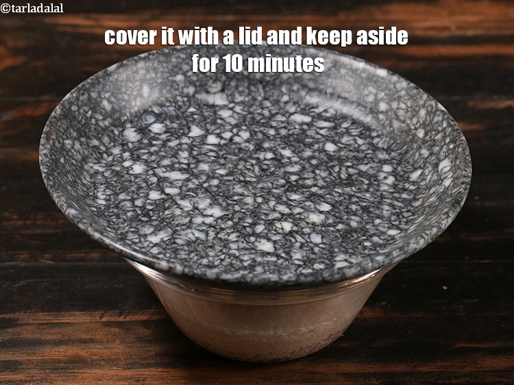 स्टेप 6 – इसे ढक्कन के साथ कवर करें और १० मिनट के …