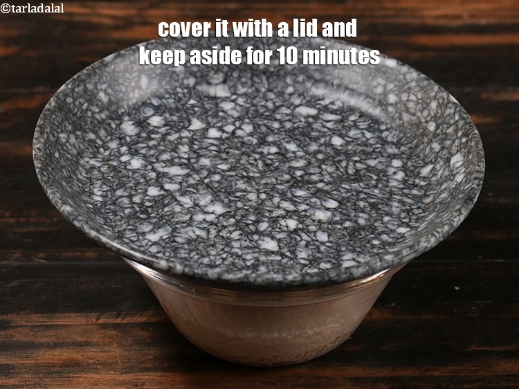 स्टेप 7 – ढक्कन से ढककर 10 मिनट के लिए अलग रख दें।
