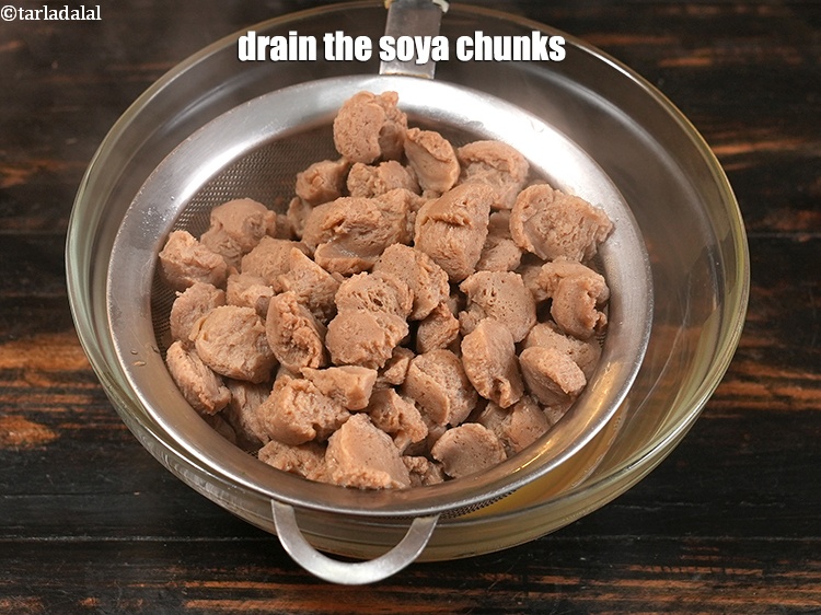 स्टेप 7 – सोया चंक्स को छान लें।
